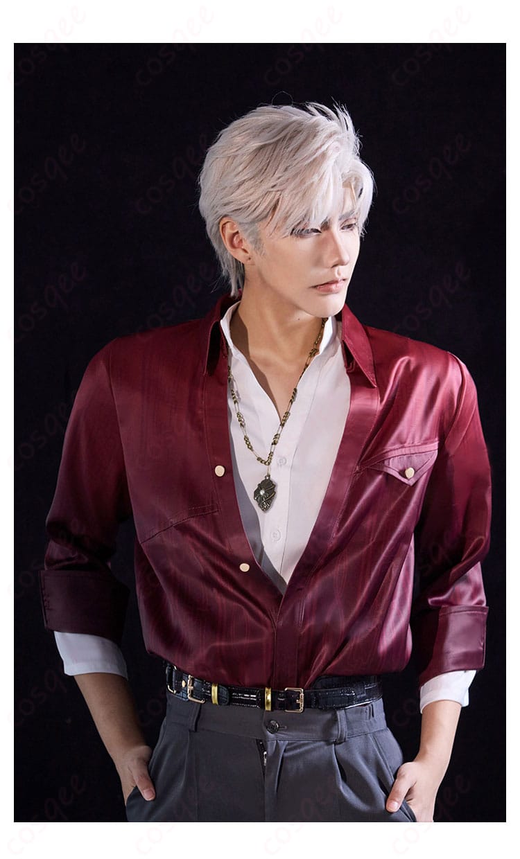 シンがコスプレ衣装を着ている正面からの詳細写真。キャラクターの特徴を忠実に再現したデザインです。