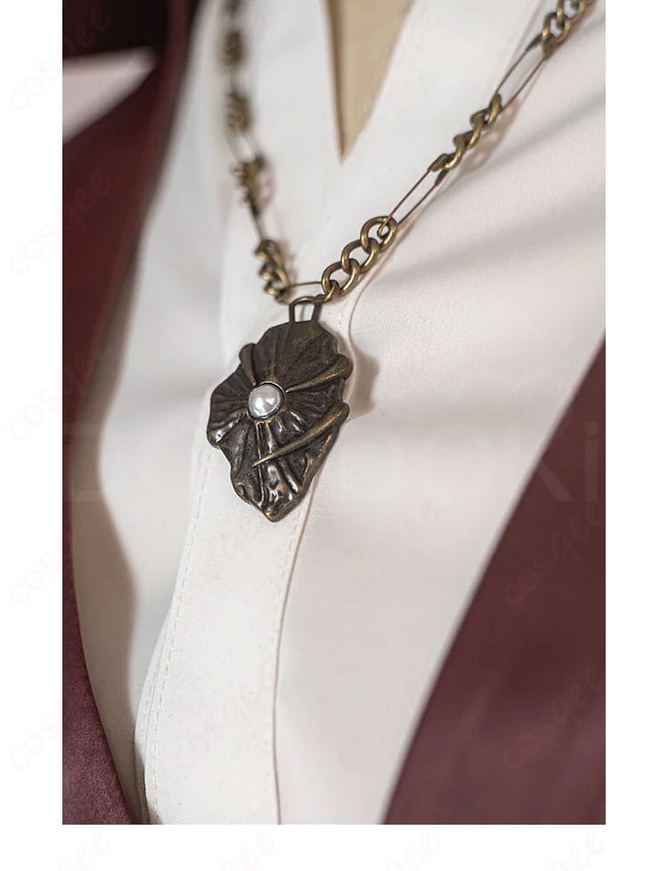 ネックレスの装飾部分に焦点を当てた画像。シンのコスプレに欠かせないアクセサリーです。