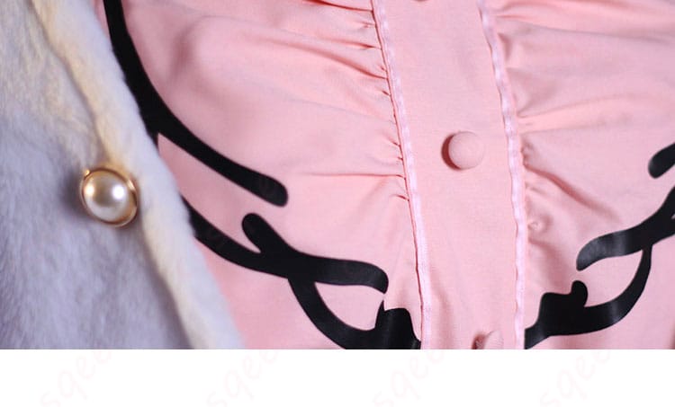 服装門襟装飾细节。コスプレ衣装の門襟装飾の美しいデザインをクローズアップした画像。