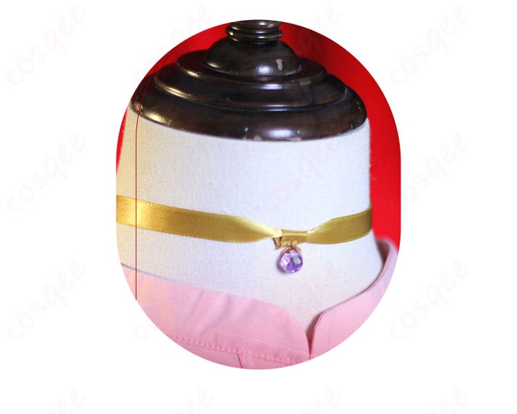 颈饰装饰细节。コスプレ衣装のチョーカーのデザインとディテールを際立たせた画像。