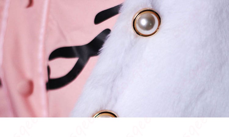 外套门襟纽扣装饰细节。外套のボタンと門襟のデザインを中心に見せたコスプレ衣装の詳細画像。