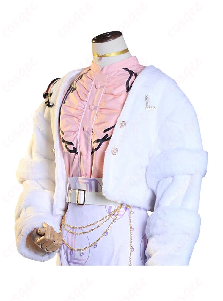 コスプレ衣装の装飾詳細。チョーカーや飾りチェーンを含む衣装の美しい装飾のクローズアップ。