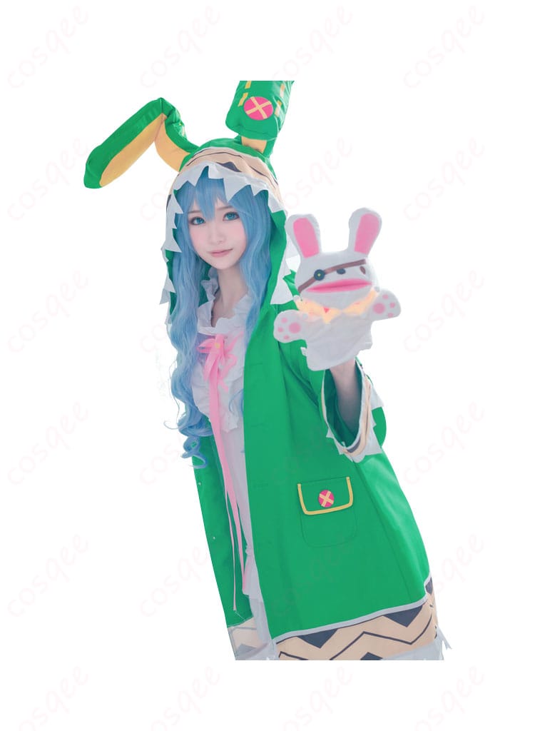 氷芽川四糸乃 コスプレ衣装着用の側面画像 - コスプレ衣装の全体的なシルエットがしっかり確認できる