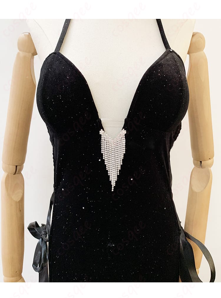 モダニア コスプレ衣装の装飾詳細。刺繍や徽章の美しい仕上がり、キャラクターの魅力を引き立てます。