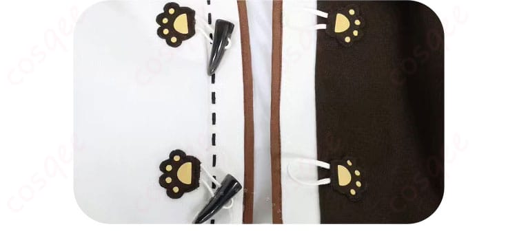 外套のボタンディテール画像 - 外套の襟元ボタンの詳細画像。キャラクターを再現したディテールが光ります。