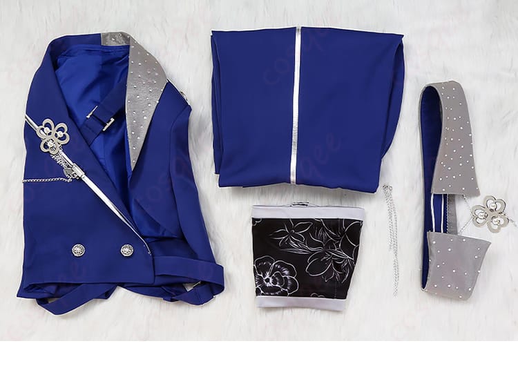 コスプレ衣装のセット内容を展示した写真。コート、チューブトップ、ズボンなどが含まれています。