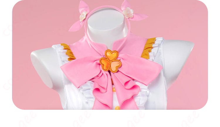 コスプレ衣装の襟装飾のディテール。桃井愛莉の衣装の美しい仕上がり。