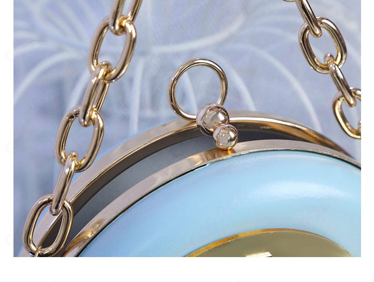 ヘアアクセサリーの正面細部画像。エマ・ウッズに欠かせないヘアアクセサリー。