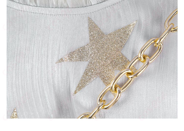 服装装飾の細部画像。全体のデザインを引き立てる高精度な装飾。