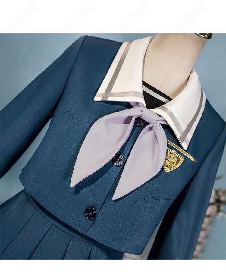 若葉睦 コスプレ衣装の領口とスカーフ装飾の細部。キャラクターの特徴的なデザインが光る部分。