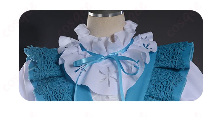 アリス・デロスコスプレ衣装の襟とネックレスの細部をクローズアップした画像