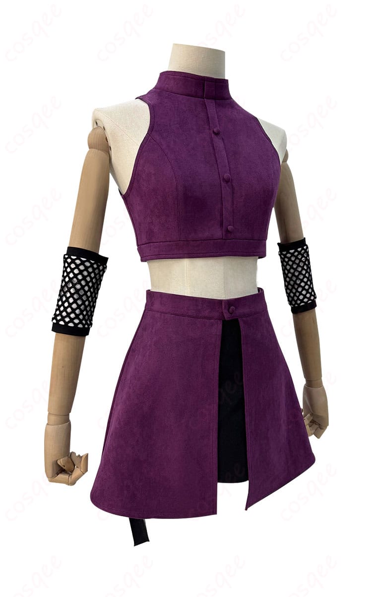 山中いの コスプレ衣装の右側のディテール。ウエストポーチやレッグポーチ、肘当てなど、リアルなディテールがしっかりと再現されています。