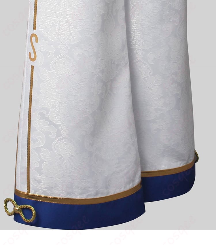 ズボンの裾部分の装飾。デザインのこだわりが細部にまで表れています。