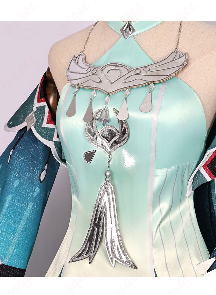 藍硯 コスプレ衣装 颈饰と服装の装飾細部。精密な刺繍とデザインが特徴。