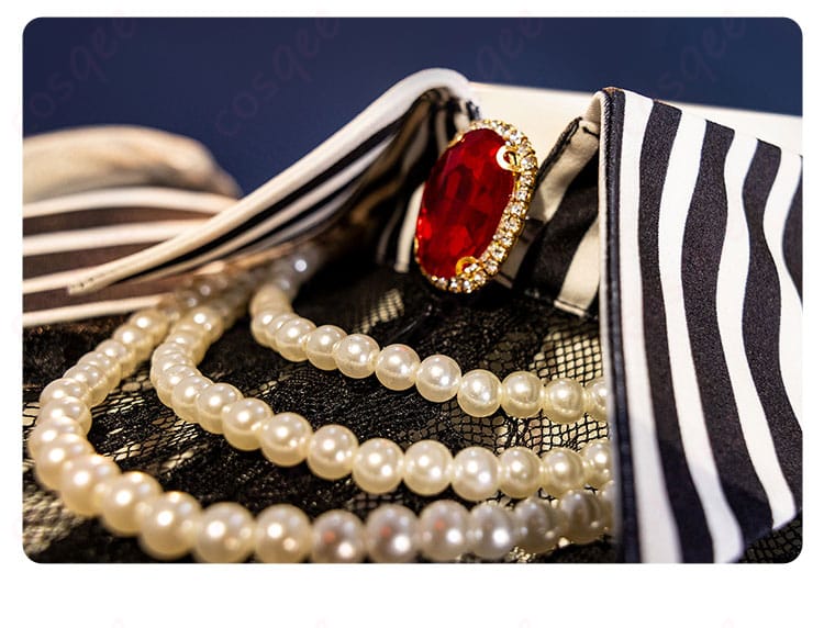 ネックレス、服装の襟飾りの細部。コスプレ衣装にぴったりなアクセサリーです。