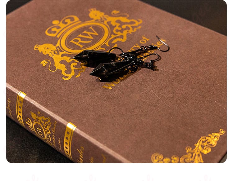 耳飾りの装飾ディテール。耳元のアクセサリーがさらにコスプレ衣装を引き立てます。