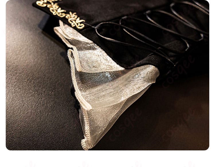 服装上衣の側面のヒモ装飾詳細。祐天寺にゃむ のコスチュームの細かいデザインポイント。