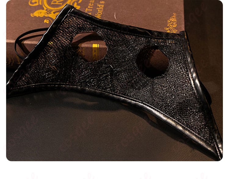 顔飾りの装飾ディテール。精緻に仕上げられた顔周りの装飾。