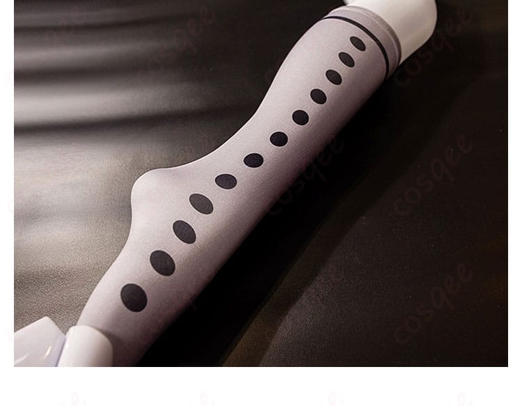 レッグソックス装飾ディテール。三角初華コスプレ衣装のレッグソックスの装飾がアップで見える画像。