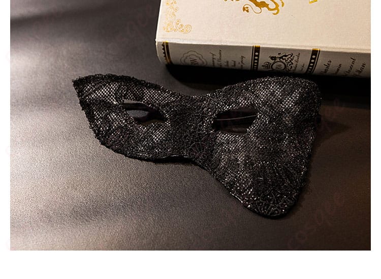 フェイスアクセサリーのディテール。三角初華の顔飾りのディテールが映った画像。