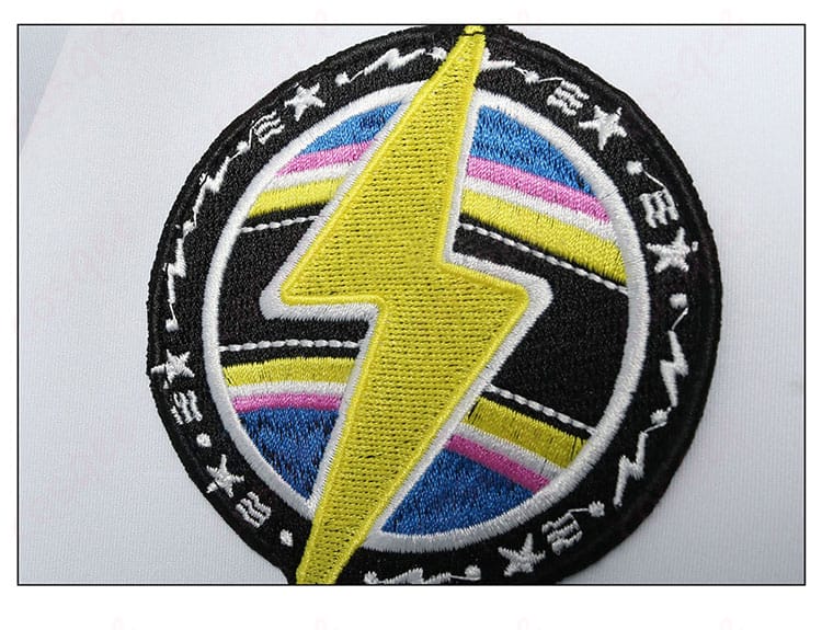 胸前のロゴ装飾ディテール - 水宮枢の胸元に施されたロゴ刺繍、精緻なディテール。