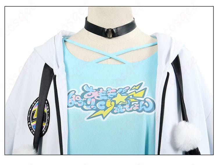 服の襟元とネックレスディテール - 襟元とネックレスの装飾、アクセサリーにもこだわり。