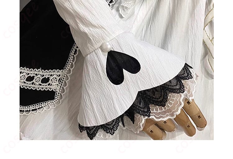 袖口装飾の細部。コスプレ衣装の細やかなデザインと高品質な作り。