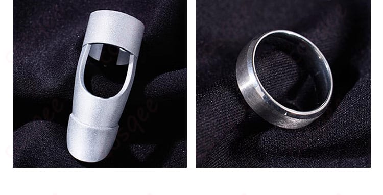 KAITO コスプレ衣装のアクセサリー詳細。指輪や指飾りのデザインがクリアに見える。