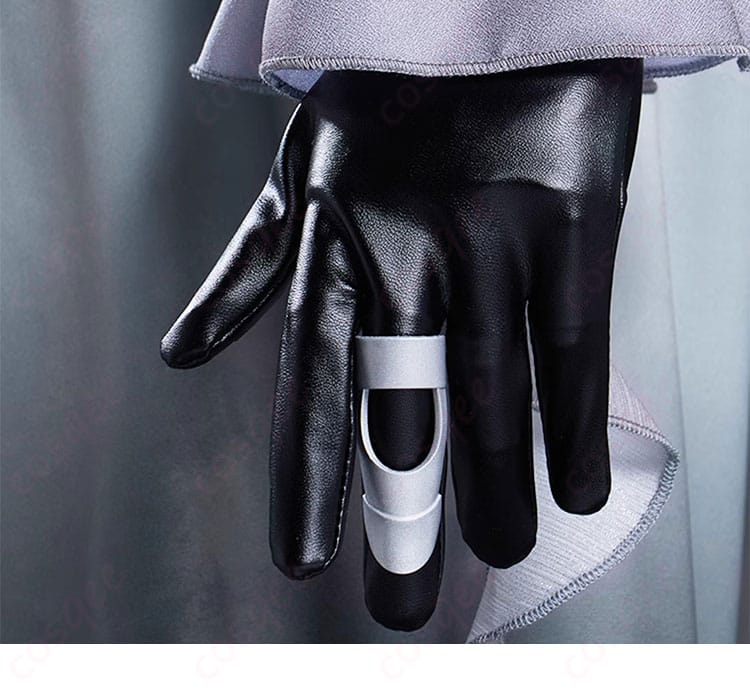 KAITO コスプレ衣装の手袋装飾の詳細。手袋に施された細かい装飾が見える。