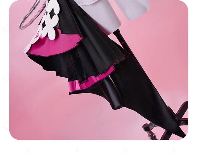 衣裾のアクセサリーのディテール。コスプレ衣装の下部装飾に焦点を当てた画像。