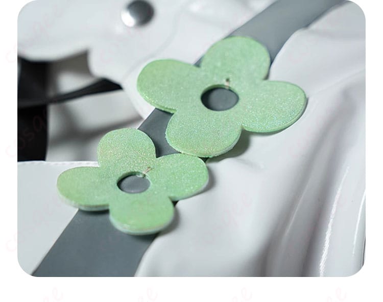 外套の衣領装飾ディテール。コスプレ衣装の襟部分の細部が見える写真。