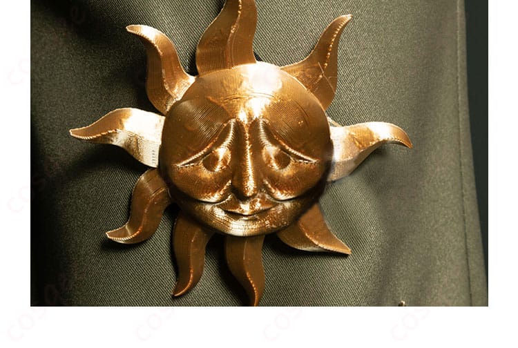 ズボン飾りと太陽の装飾細部画像。衣装に施された太陽の装飾とズボンの装飾を細かく確認できます。