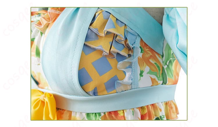 衣襟装飾の詳細。小泉花陽のコスプレ衣装の襟部分に施されたデザインのアップ。