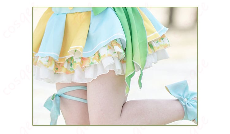 スカート装飾の詳細。小泉花陽の水着コスプレ衣装、スカート部分の装飾やディテールが見える。