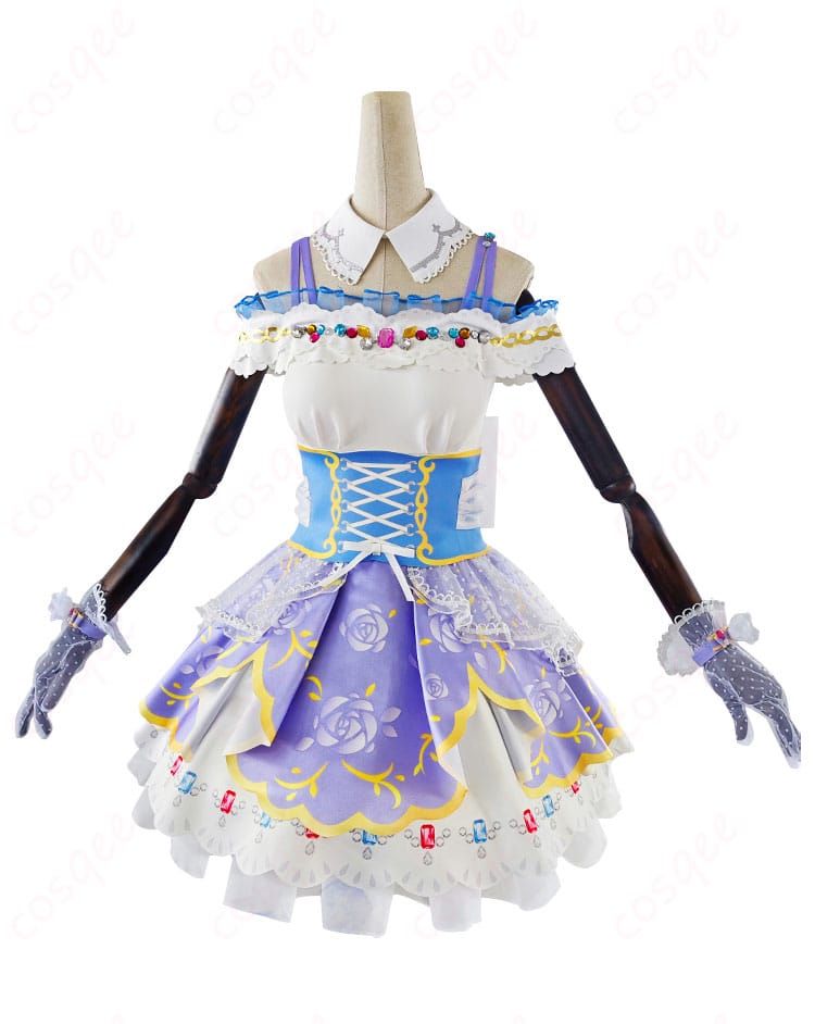 服装のディテール - コスプレ衣装の衣領、背面の装飾、衣裾のデザインを強調した写真。細部までこだわった完成度。