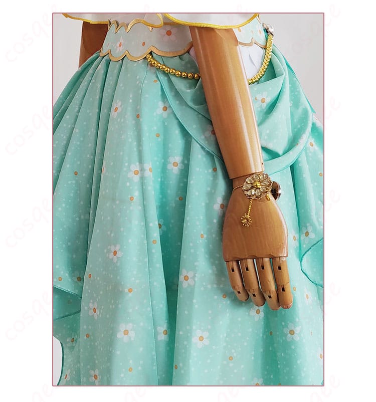 絢瀬絵里コスプレ衣装の腕飾りの詳細。手首部分の装飾が精巧に再現されています。