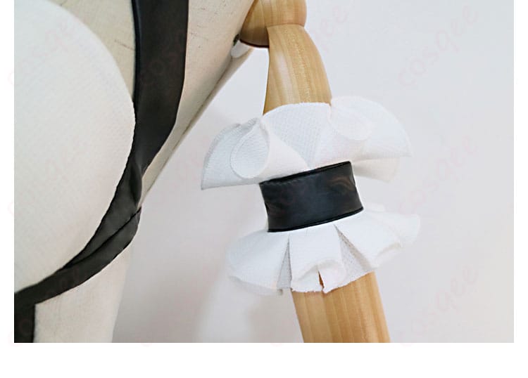 手飾りの装飾細部。コスプレ衣装に付属する手飾りの詳細なデザインを紹介する画像。