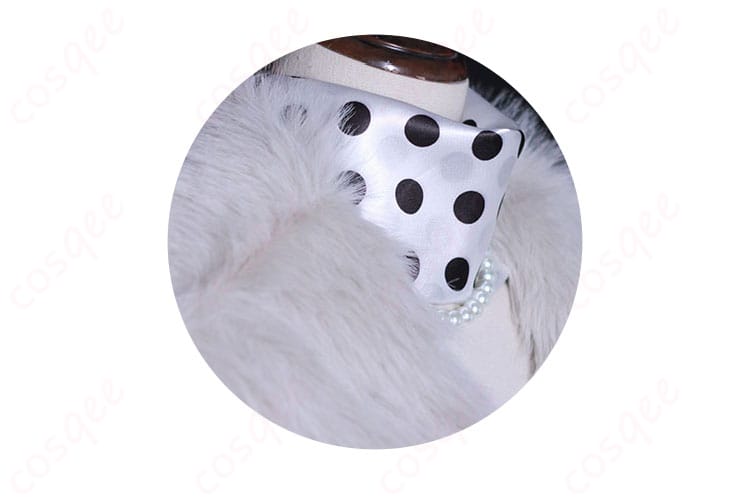 衣服の襟部分とネックレスの装飾ディテール。エレガントなデザインが強調されたディテール。