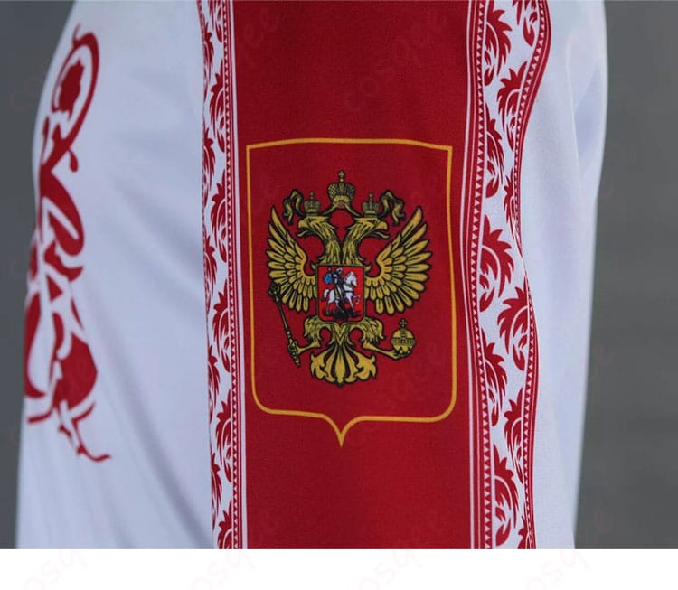 ヴィクトル・ニキフォロフのコスプレ衣装の左袖のロゴや装飾の詳細画像。キャラクターの象徴的なデザインが表現されています。