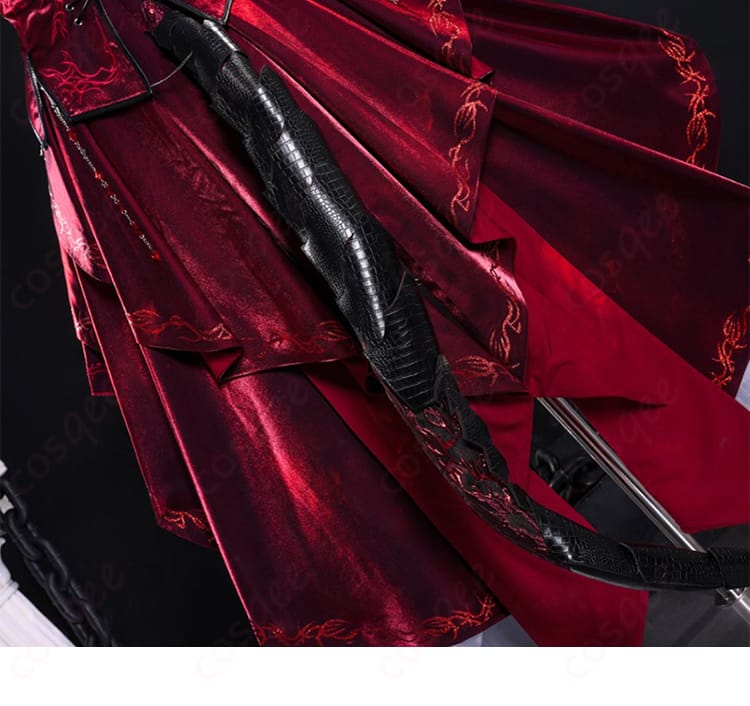 尾飾りのディテール画像。深紅の熱情コスプレ衣装の特徴的な尾飾りの美しい装飾。キャラクターらしさを強調。