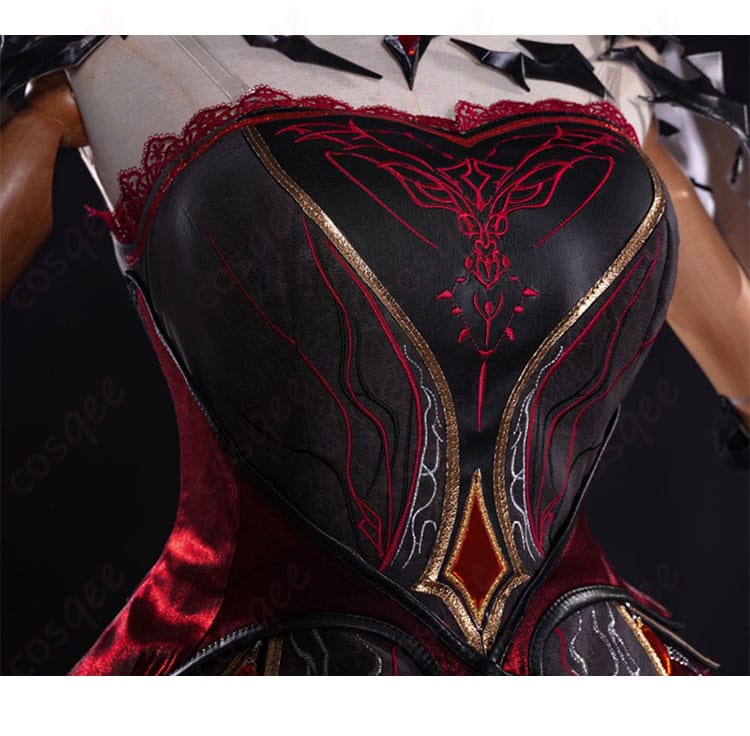 服装の装飾部分のアップ画像。深紅の熱情コスプレ衣装の細かいデザインと刺繍。高品質なコスプレ衣装。