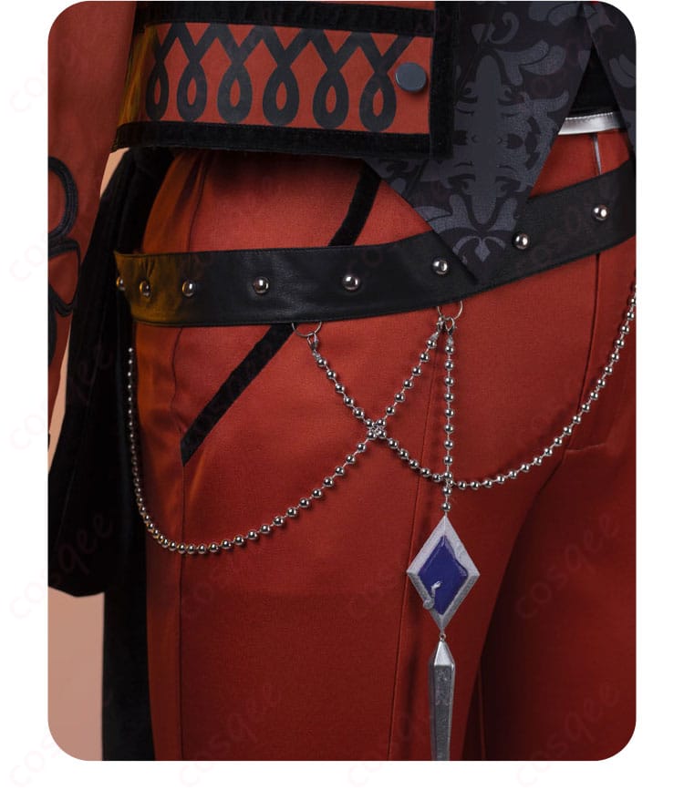 腰帯の装飾細部。腰のベルトと装飾が特徴的なディテールです。