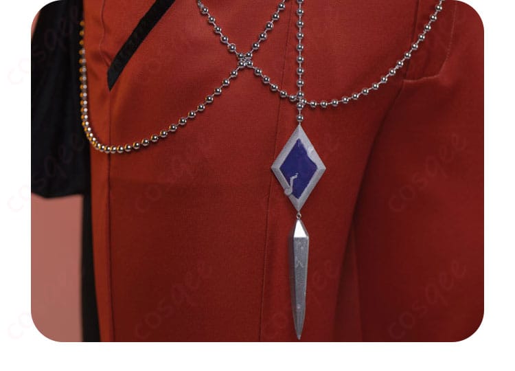 腰飾りの装飾細部。腰に施された装飾が、衣装に独特の魅力を加えています。