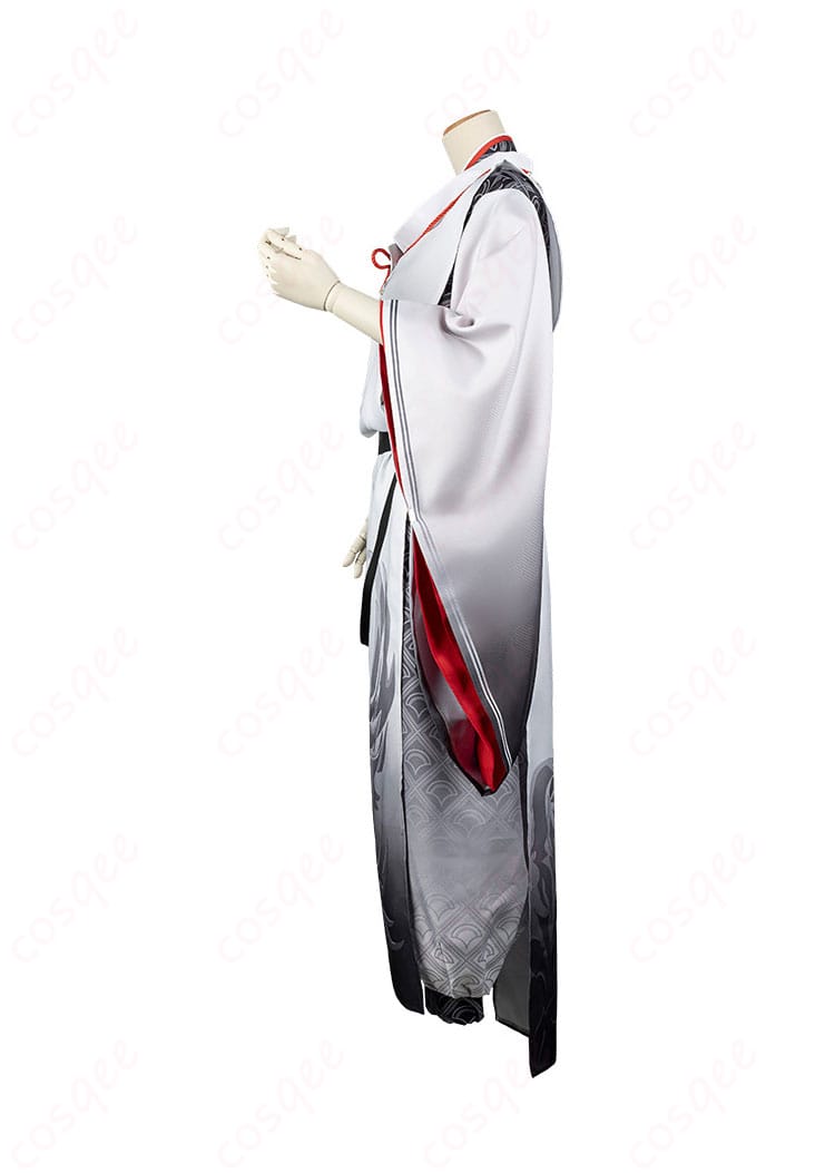 服の左側の装飾細部が写った画像。和服の美しい刺繍や装飾がしっかり映し出されています。