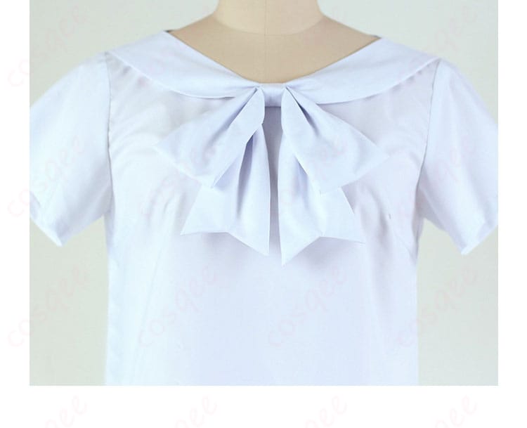 服装の首元の装飾詳細。春らしい華やかなデザイン。