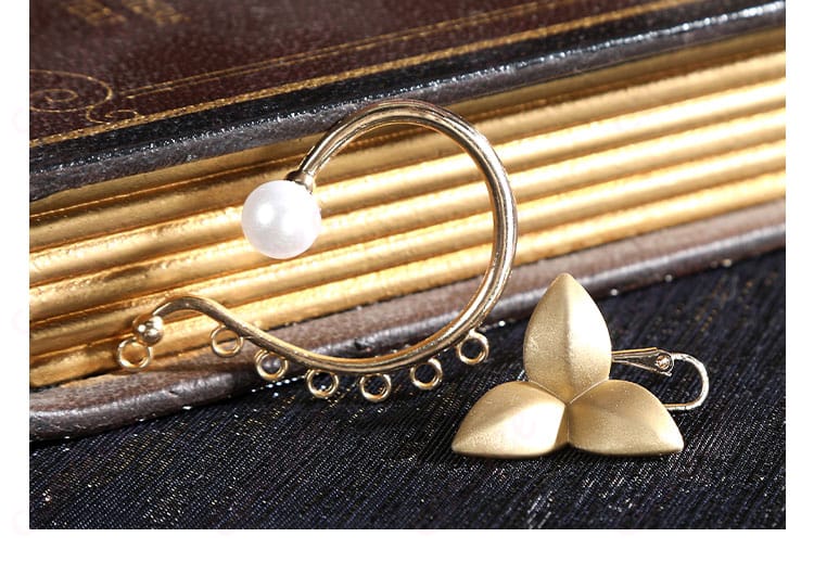 イヤリングのディテール画像。空軍コスプレ衣装に合わせたイヤリングのデザイン。