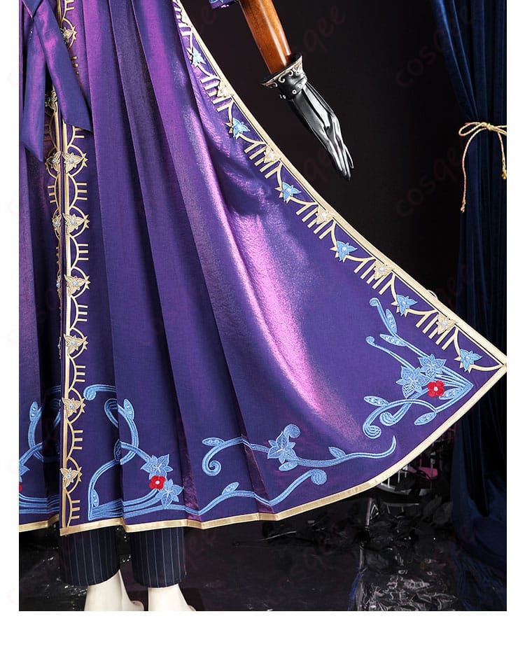 外套の裾装飾ディテール画像。裾のディテールにもこだわりのあるコスプレ衣装です。