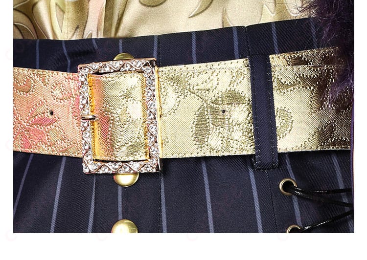 服の皮ベルト装飾ディテール画像。高品質な皮ベルトが特徴のコスプレ衣装。