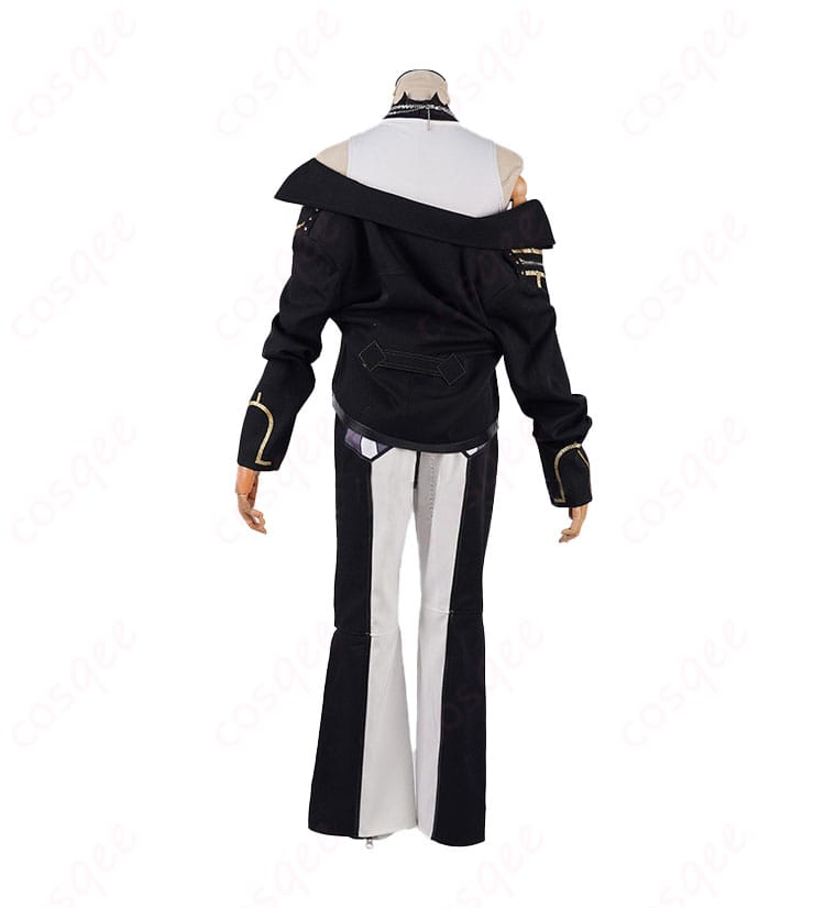 響咲リオナのコスプレ衣装の背面ビュー。細部まで忠実に再現された衣装のデザイン。