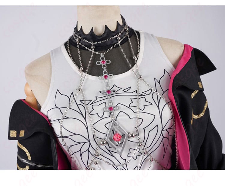 コスプレ衣装の颈饰部分の装飾細部。キャラクターのデザインに忠実な装飾で、さらにリアルに。